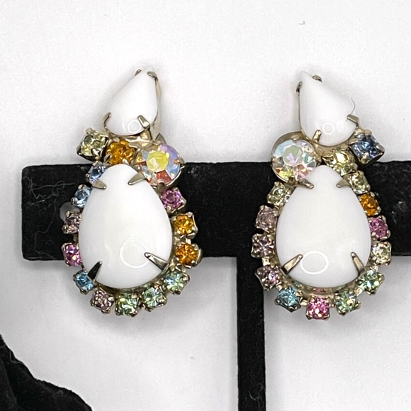 Vintage Unsigned Milk Glass Pastel Rhinestone Bracelet Clip-on Earrings Set - Picture 5 of 15